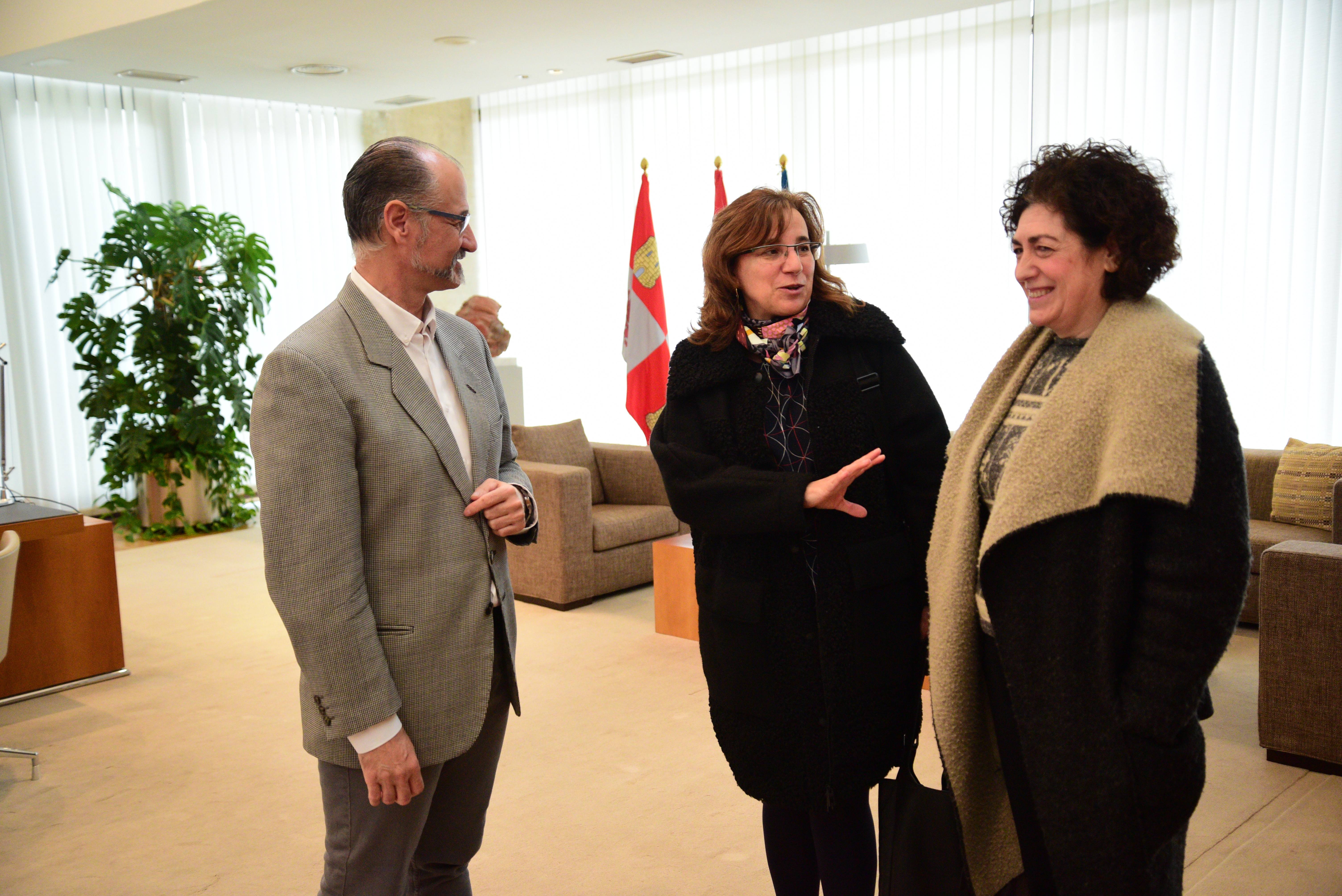 Foto1 - El presidente de las Cortes recibe a la directora territorial del Secretariado Gitano